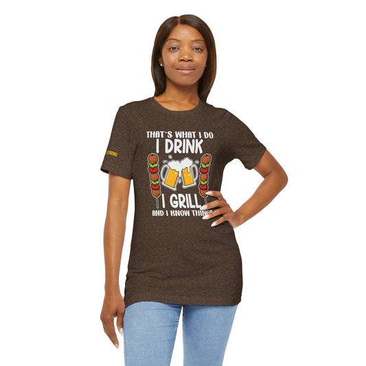 T-shirt with the phrase "I Drink, I Grill, and I Know Things," featuring beer mugs and skewers, perfect for BBQ lovers and beer enthusiasts.