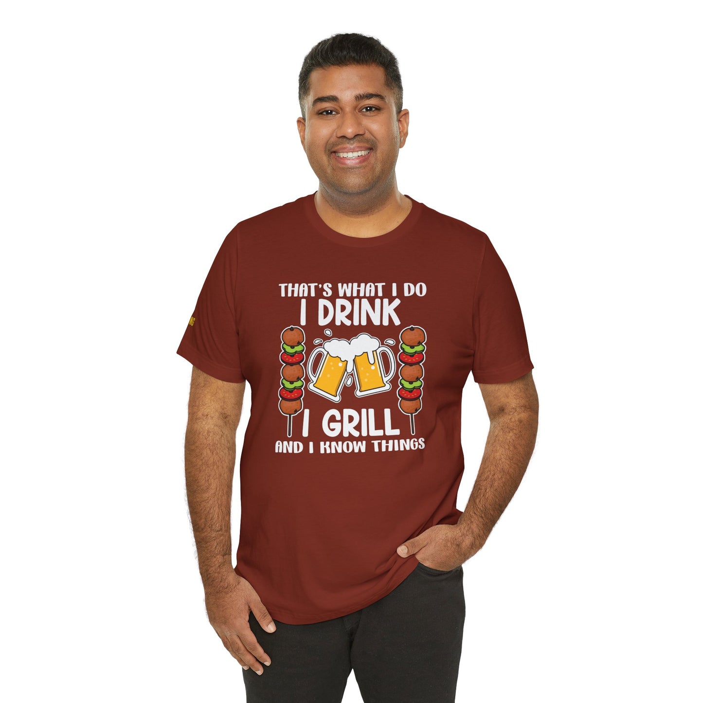 T-shirt with the phrase "I Drink, I Grill, and I Know Things," featuring beer mugs and skewers, perfect for BBQ lovers and beer enthusiasts.